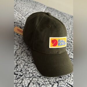 BN Fjällräven baseball hat. Fitted green snap back size SM